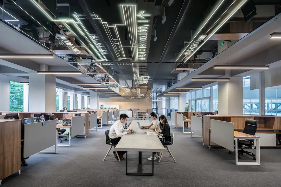 重庆企业官网建设服务对比:模板建站与定制开发的差异解析正文配图 2
